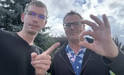 Patrik übergibt den im Garten wiedergefundenen Goldring an den Besitzer